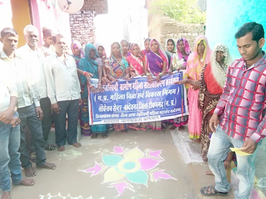 टीकमगढः- मतदाता जागरूकता अभियान (स्वीप) के तहत रैली, साइकिल रैली एवं मैराथन दौड़ के माध्यम से लोगों को जागरूकता का संदेश दिया गया।