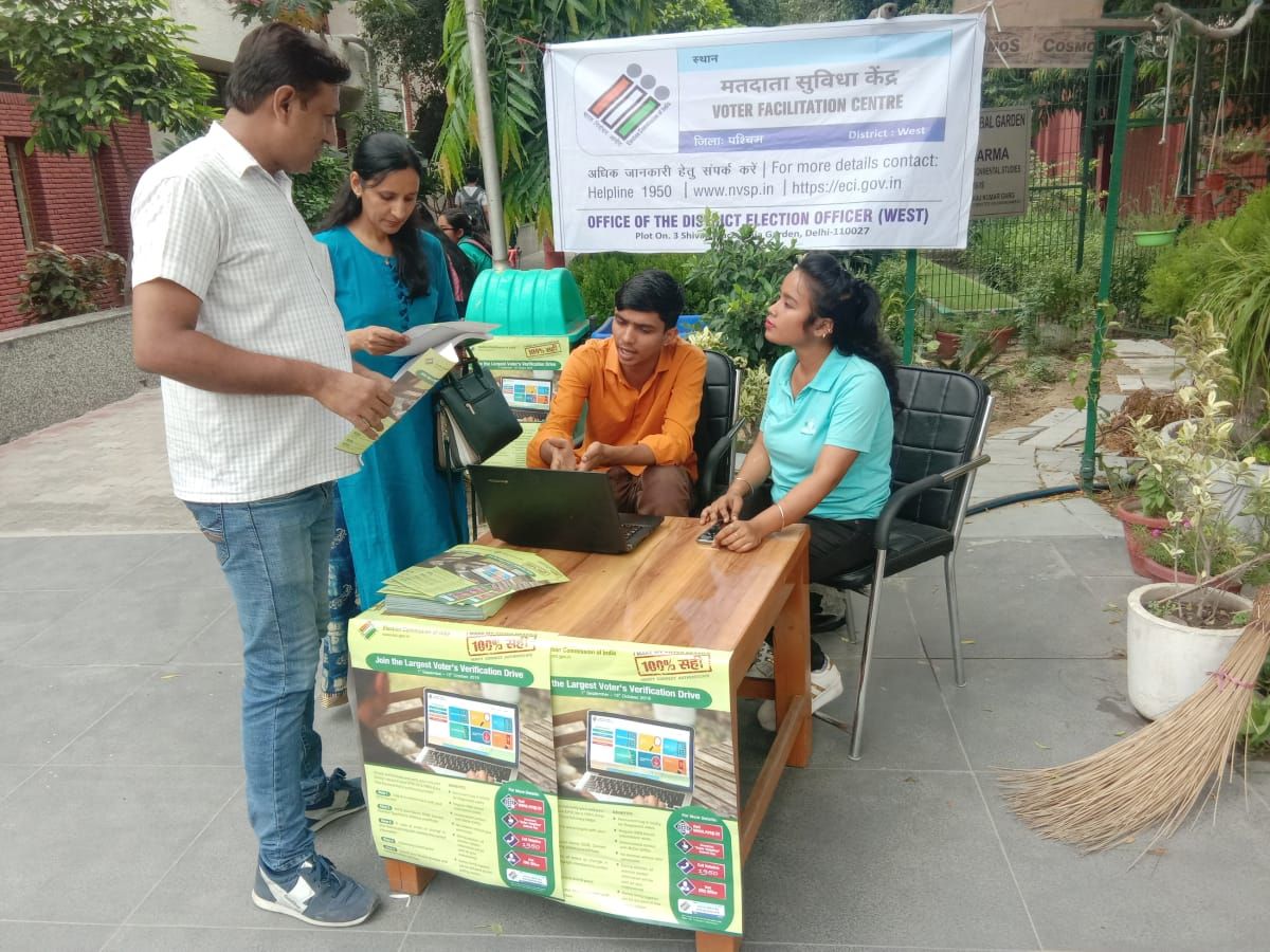 Helpdesk on Electors Verification Programme (EVP) regarding sensitization of  Students and Staff Members of Rajdhani College, District West Delhi