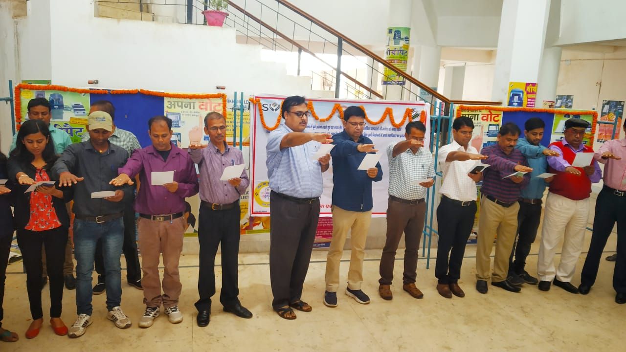 Employees take oath to vote in collectorate DEO PAKUR