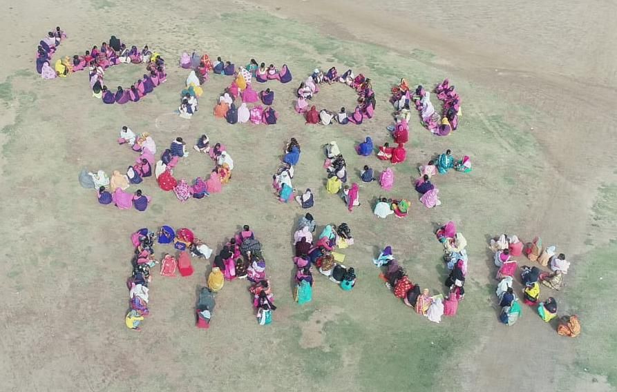 Anganwadi workers created human chain and gave voter awareness message DEO PAKUR