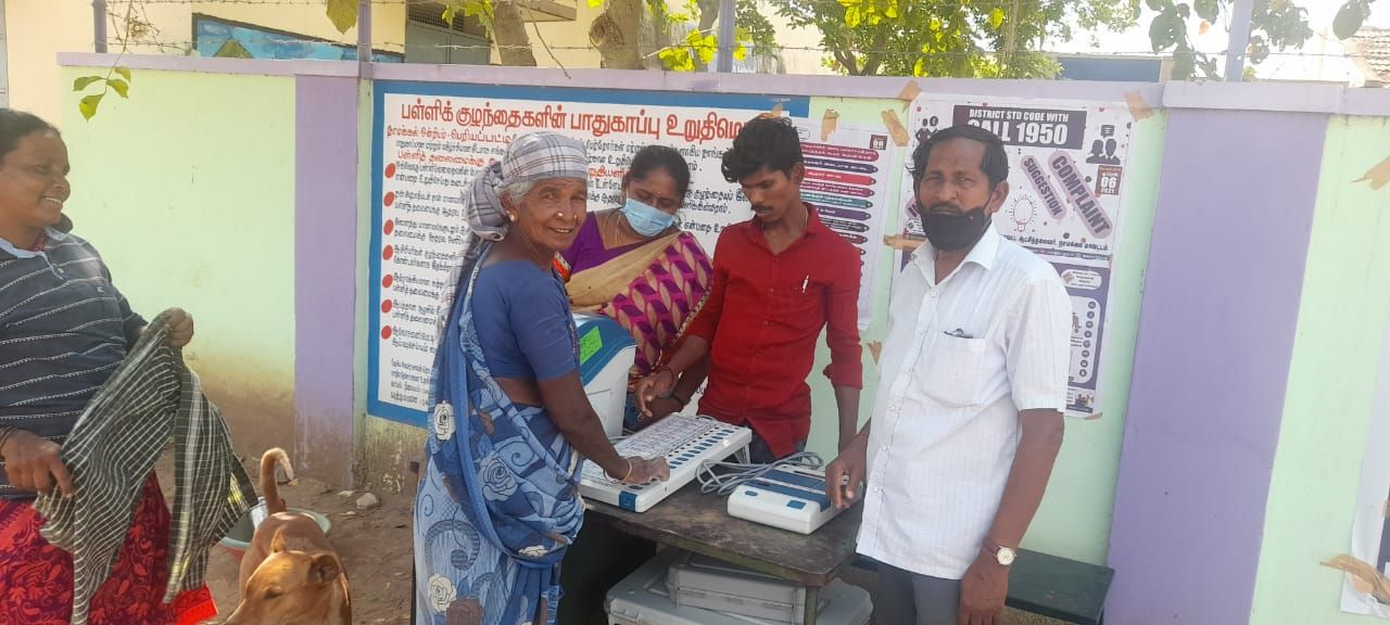 TNLA 2021- 94 Namakkal - Showing the demo of EVM machines to voters