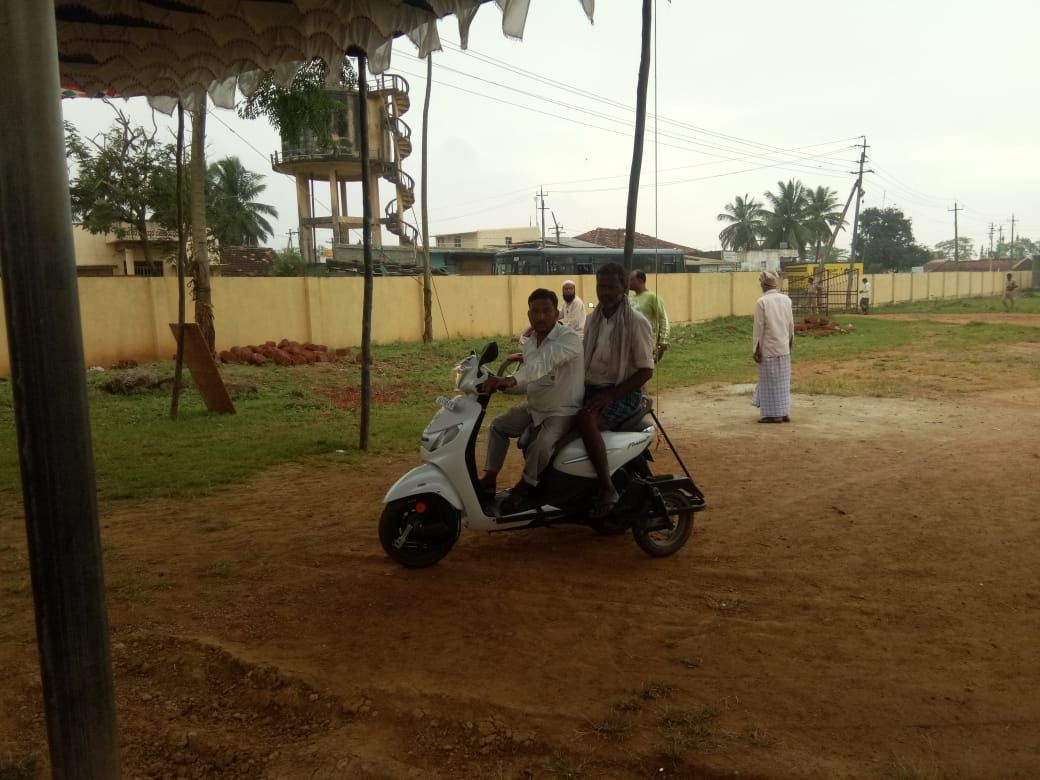 PwD voter arriving to polling station-82-hangal.jpeg