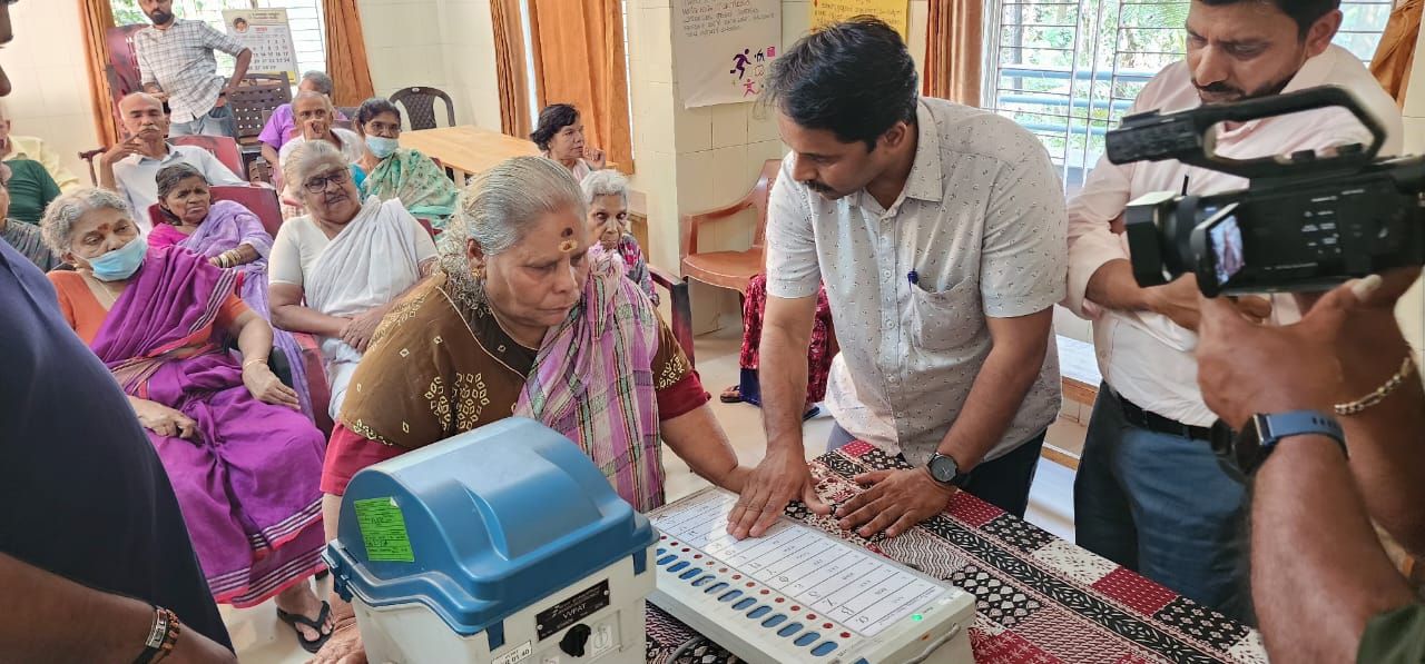 EVM Awareness campaign at Old age home,Vellimadakunnu,Kozhikode