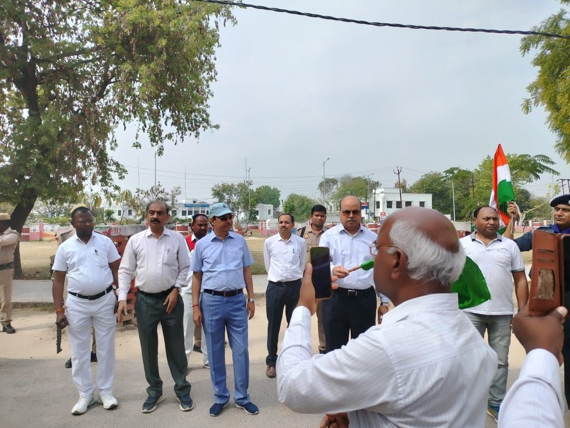 शत प्रतिशत मतदान हेतु जिलाधिकारी महोदय /जिला निर्वाचन अधिकारी कौशांबी द्वारा हरी झंडी दिखाकर मोटरसाइकिल रैली  का आयोजन किया गया (दिनांक 06.04.2024)